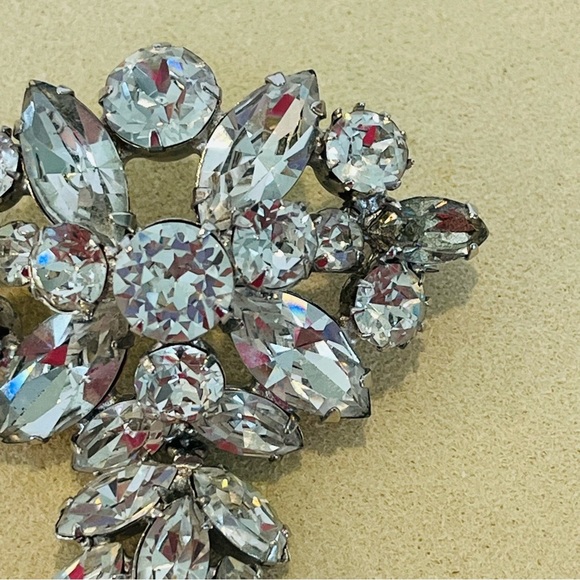 Vintage Silver Tone Crystal and Pearl Brooch Signed by Regency - Picture 4 of 8
